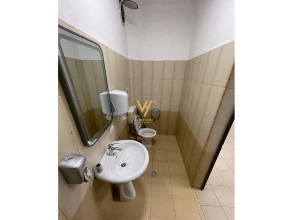 Tirane, jepet me qera zyre Kati 1, 140 m² 900 € (PAZARI I RI)