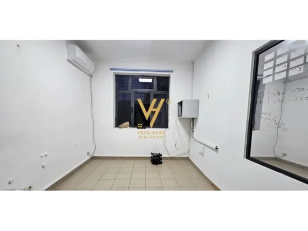 Tirane, jepet me qera zyre Kati 1, 140 m² 900 € (PAZARI I RI)