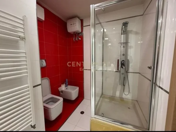 Tirane, jepet me qera ambjent biznesi Kati 6, 263 m² 2.500 € (Tirana e Re)