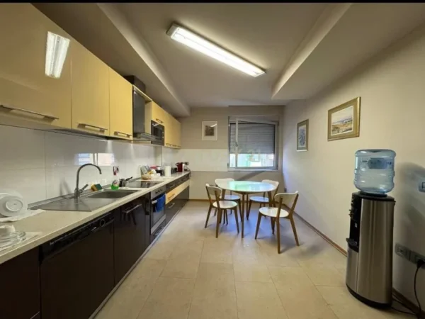 Tirane, jepet me qera ambjent biznesi Kati 6, 263 m² 2.500 € (Tirana e Re)