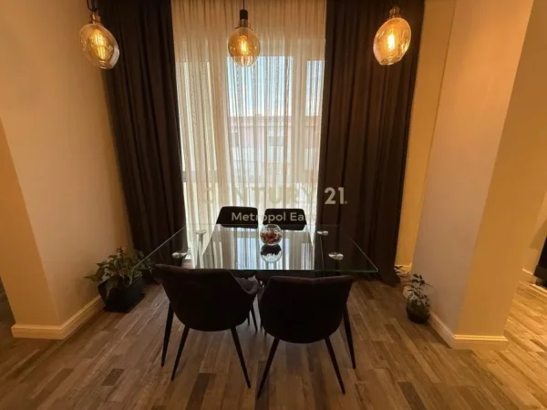 Tirane, jepet me qera apartament 2+1+Aneks+Ballkon Kati 3, 102 m² 800 € (Liqeni i Thate)