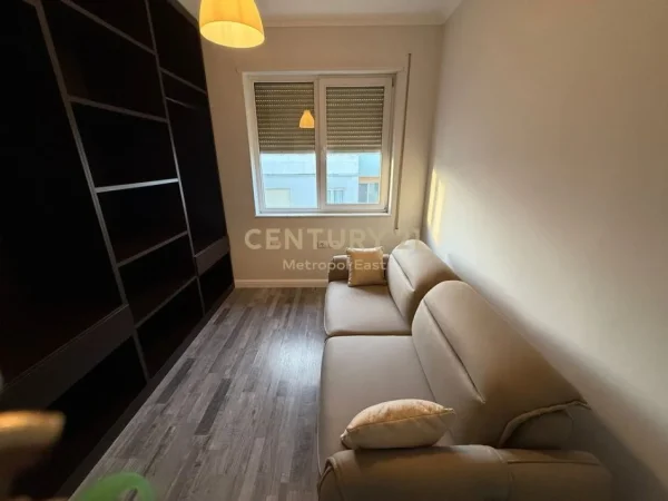 Tirane, jepet me qera apartament 2+1+Aneks+Ballkon Kati 3, 102 m² 800 € (Liqeni i Thate)