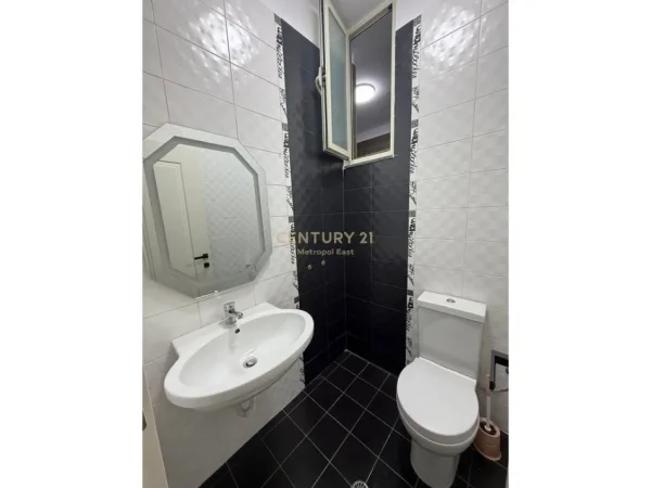 Tirane, jepet me qera apartament 2+1+Aneks+Ballkon Kati 3, 102 m² 800 € (Liqeni i Thate)