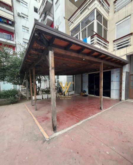 Tirane, jepet me qera dyqan Kati 0, 70 m² 350 € (RRUGA 5 MAJ)