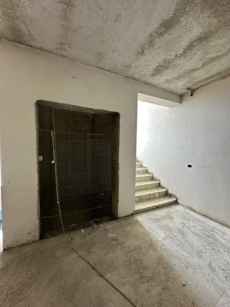 Tirane, shitet godina 16.000 m² 3.500.000 € (Maminas-Rruga e Shilores)