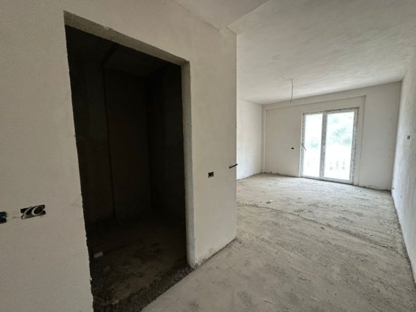 Tirane, shitet godina 16.000 m² 3.500.000 € (Maminas-Rruga e Shilores)