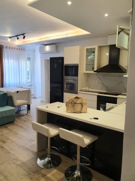 Durres, jepet me qera apartament 2+1+Ballkon Kati 2, 500 € (Rruga Rrota Kuqe)