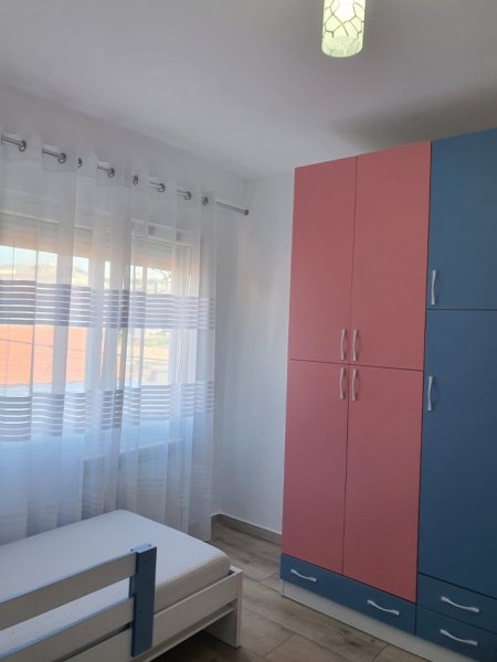 Durres, jepet me qera apartament 2+1+Ballkon Kati 2, 500 € (Rruga Rrota Kuqe)