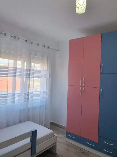 Durres, jepet me qera apartament 2+1+Ballkon Kati 2, 500 € (Rruga Rrota Kuqe)