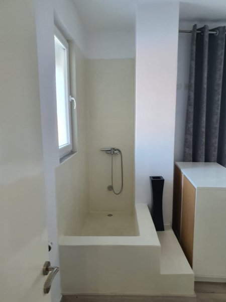 Durres, jepet me qera apartament 2+1+Ballkon Kati 2, 500 € (Rruga Rrota Kuqe)