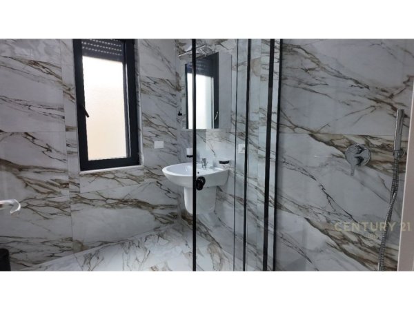 Tirane, jepet me qera apartament 2+1+Aneks+Ballkon Kati 3, 105 m² 1.100 € (Pazari i Ri)