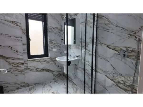 Tirane, jepet me qera apartament 2+1+Aneks+Ballkon Kati 3, 105 m² 1.100 € (Pazari i Ri)