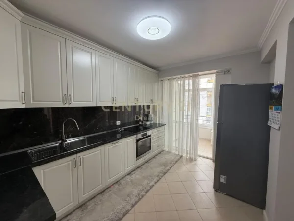 Tirane, jepet me qera apartament 2+1+Aneks+Ballkon Kati 4, 110 m² 1.000 € (Rruga e Barrikadave)