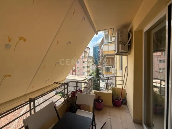 Tirane, jepet me qera apartament 2+1+Aneks+Ballkon Kati 4, 110 m² 1.000 € (Rruga e Barrikadave)