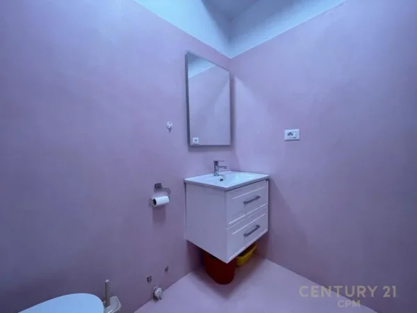 Tirane, jepet me qera apartament 2+1+Aneks+Ballkon Kati 4, 100 m² 700 € (Komuna e Parisit)