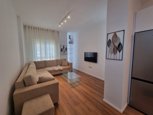 Tirane, jepet me qera apartament 1+1 Kati 10, 60 m² 700 € (Rruga e Barrikadave)
