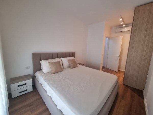 Tirane, jepet me qera apartament 1+1 Kati 10, 60 m² 700 € (Rruga e Barrikadave)