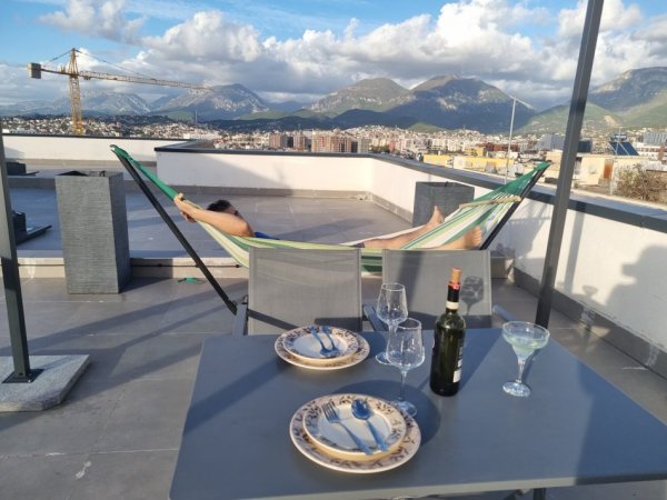 Tirane, jepet me qera apartament 1+1 Kati 10, 60 m² 700 € (Rruga e Barrikadave)