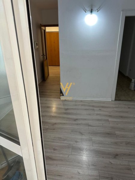 Tirane, jepet me qera zyre Kati 1, 130 m² 680 € (ISH EKSPOZITA)