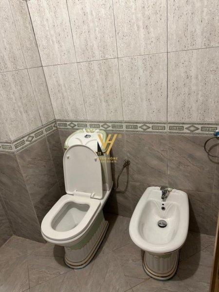Tirane, jepet me qera zyre Kati 1, 130 m² 680 € (ISH EKSPOZITA)