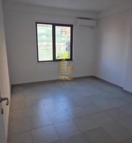 Tirane, jepet me qera ambjent biznesi Kati 3, 94 m² 800 € (Rruga Qemal Stafa)