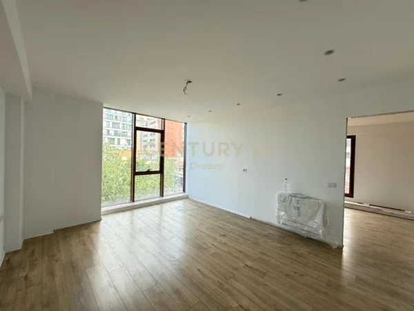 Tirane, jepet me qera zyre Kati 3, 84 m² 1.500 € (Rruga e Kavajes)