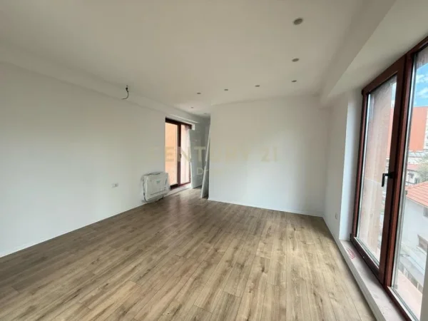 Tirane, jepet me qera zyre Kati 3, 124 m² 2.200 € (Rruga e Kavajes)