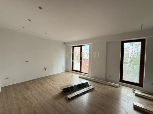 Tirane, jepet me qera zyre Kati 3, 124 m² 2.200 € (Rruga e Kavajes)