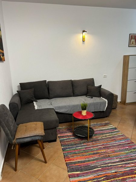 Tirane, jepet me qera apartament 1+1+Ballkon Kati 3, 55 m² 500 € (Rruga 5 Maj)