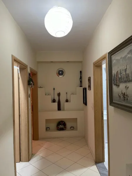 Tirane, jepet me qera apartament 2+1+Ballkon Kati 4, 104 m² 450 € (Rruga Teodor Keko)