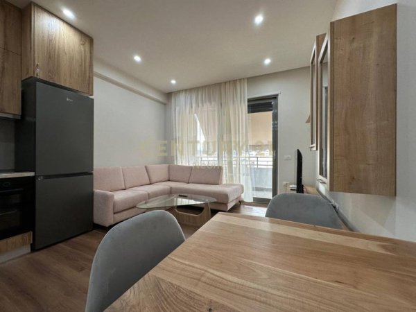 Tirane, jepet me qera apartament 1+1+Ballkon Kati 8, 75 m² 650 € (Gjimnazi Partizani)