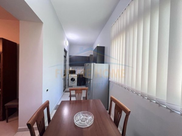 Tirane, jepet me qera apartament 2+1 Kati 3, 80 m² 650 € (Blloku)