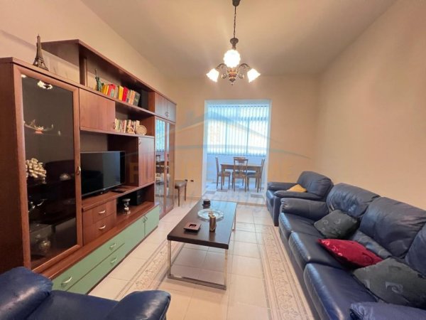 Tirane, jepet me qera apartament 2+1 Kati 3, 80 m² 650 € (Blloku)