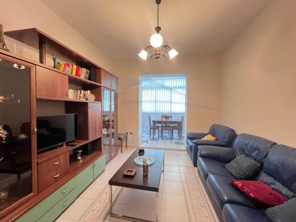 Tirane, jepet me qera apartament 2+1 Kati 3, 80 m² 650 € (Blloku)
