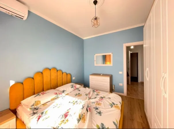 Tirane, jepet me qera apartament 1+1+Ballkon Kati 8, 65 m² 500 € (Rr Dibres, Prane Farmacia 10)