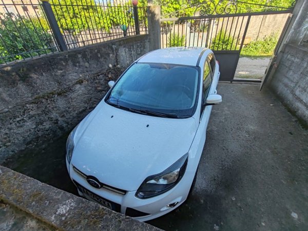 Tirane, shes makine Ford Focus Benzin, e bardhë manuale Klima 55.000 km 7.000 €
