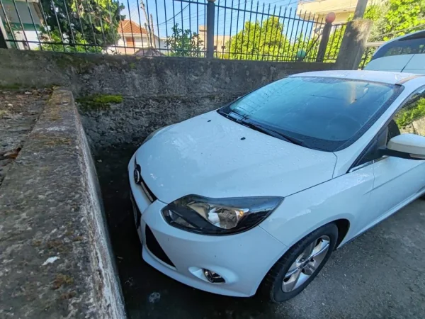 Tirane, shes makine Ford Focus Benzin, e bardhë manuale Klima 55.000 km 7.000 €