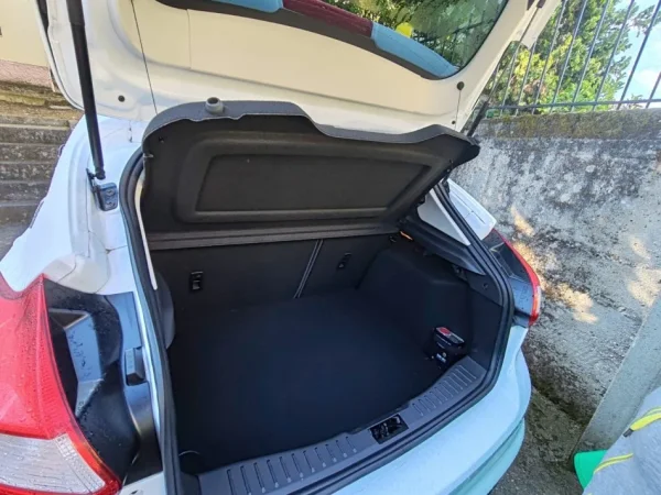 Tirane, shes makine Ford Focus Benzin, e bardhë manuale Klima 55.000 km 7.000 €