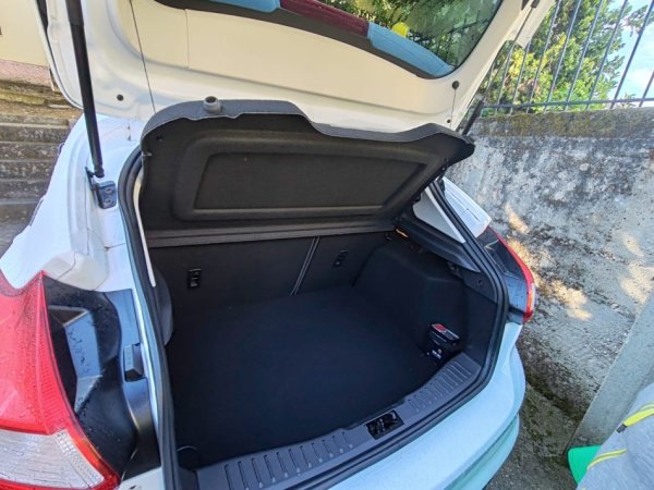 Tirane, shes makine Ford Focus Benzin, e bardhë manuale Klima 55.000 km 7.000 €