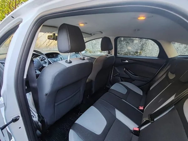 Tirane, shes makine Ford Focus Benzin, e bardhë manuale Klima 55.000 km 7.000 €