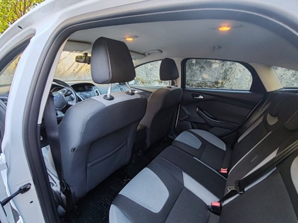 Tirane, shes makine Ford Focus Benzin, e bardhë manuale Klima 55.000 km 7.000 €