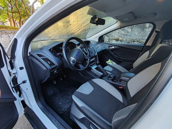 Tirane, shes makine Ford Focus Benzin, e bardhë manuale Klima 55.000 km 7.000 €