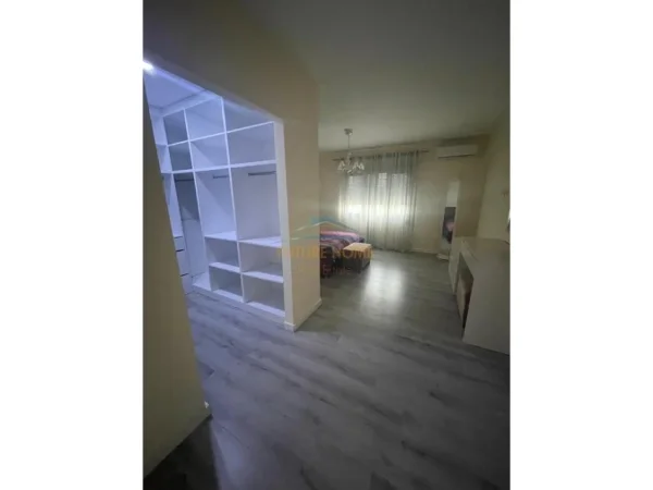 Tirane, jepet me qera apartament 2+1+Ballkon Kati 5, 155 m² 1.500 € (Qender)