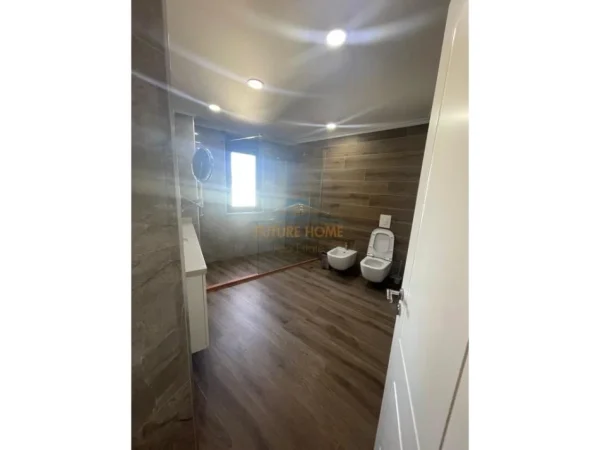 Tirane, jepet me qera apartament 2+1+Ballkon Kati 5, 155 m² 1.500 € (Qender)
