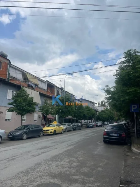 Tirane, shitet dyqan Kati 1, 82 m² 120.000 € (Kombinat)