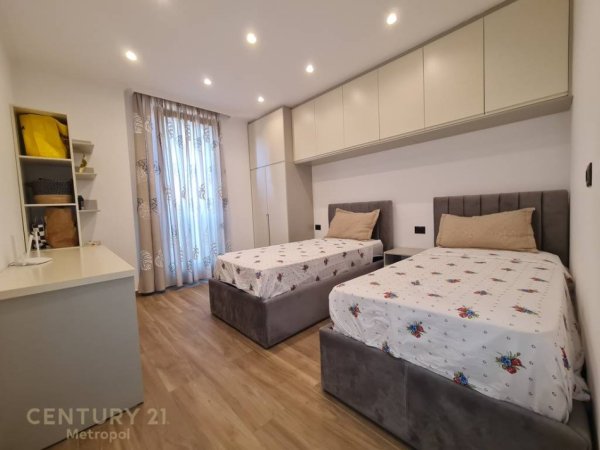 Tirane, jepet me qera apartament 2+1+Aneks+Ballkon Kati 2, 138 m² 1.600 € (Teg)
