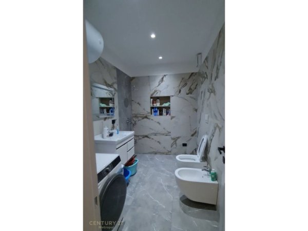 Tirane, jepet me qera apartament 2+1+Aneks+Ballkon Kati 2, 138 m² 1.600 € (Teg)