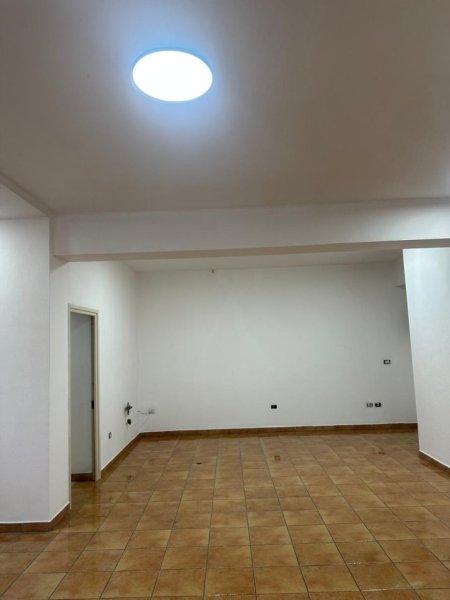 Tirane, jepet me qera dyqan Kati 0, 80 m² 550 € (VASIL SHANTO)