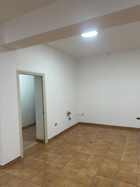 Tirane, jepet me qera dyqan Kati 0, 80 m² 550 € (VASIL SHANTO)