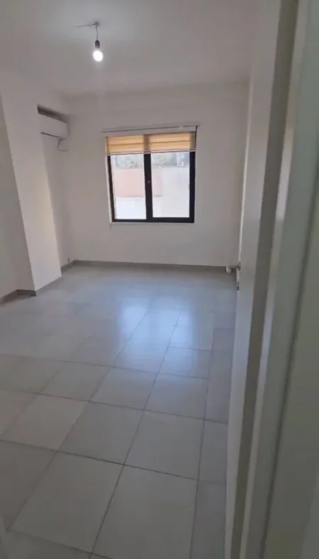 Tirane, jepet me qera zyre Kati 3, 94 m² 800 € (Pazari i Ri, pranë Qendrës Lincoln)